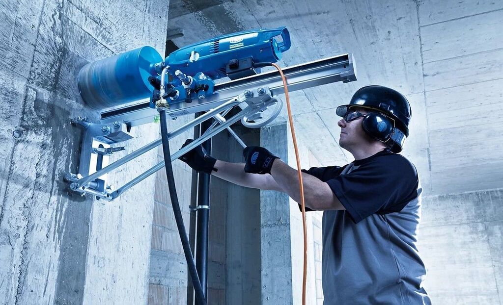 Алмазное бурение в бетонных стенах