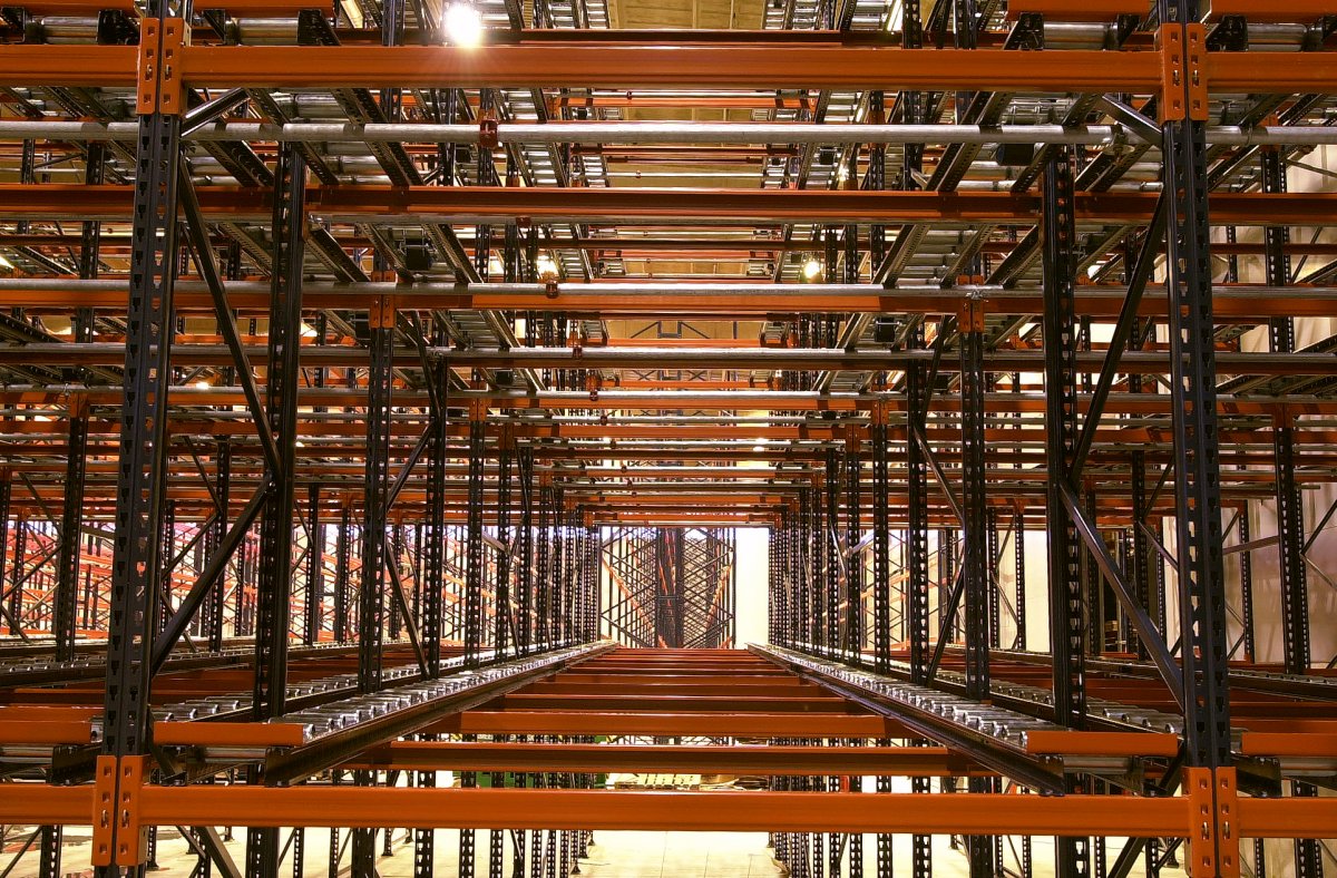 Особенности и преимущества гравитационных стеллажей