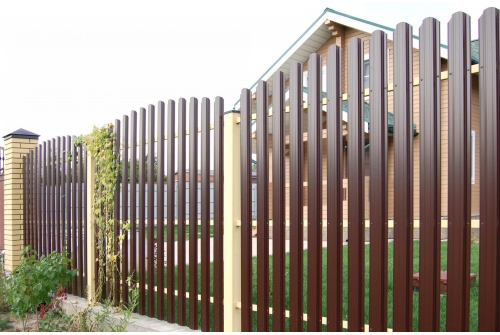 Как выбрать евроштакетник для забора