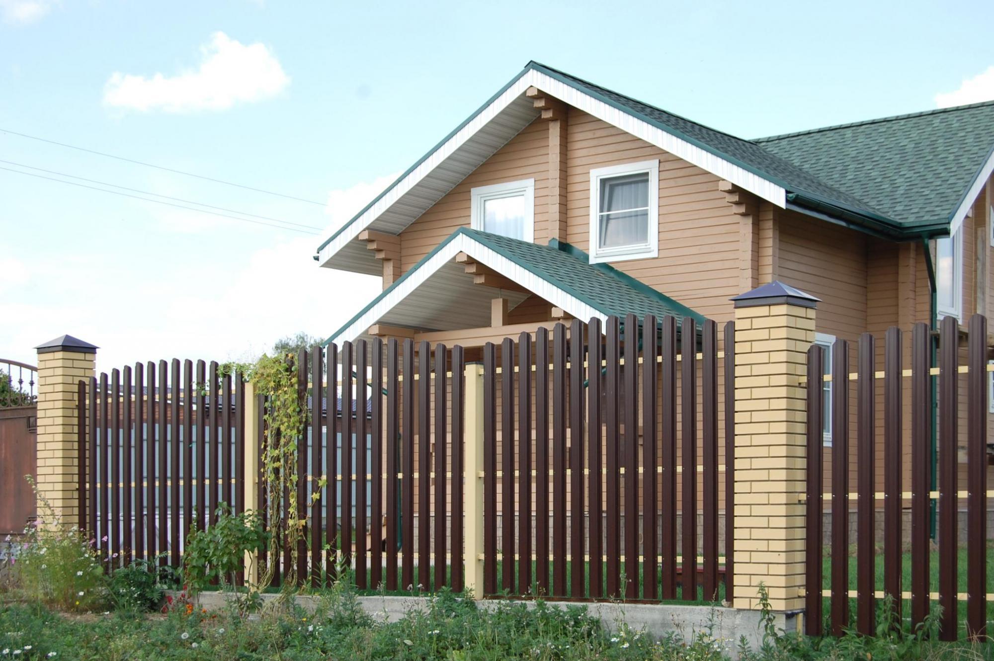 Преимущество заборов из металлического штакетника