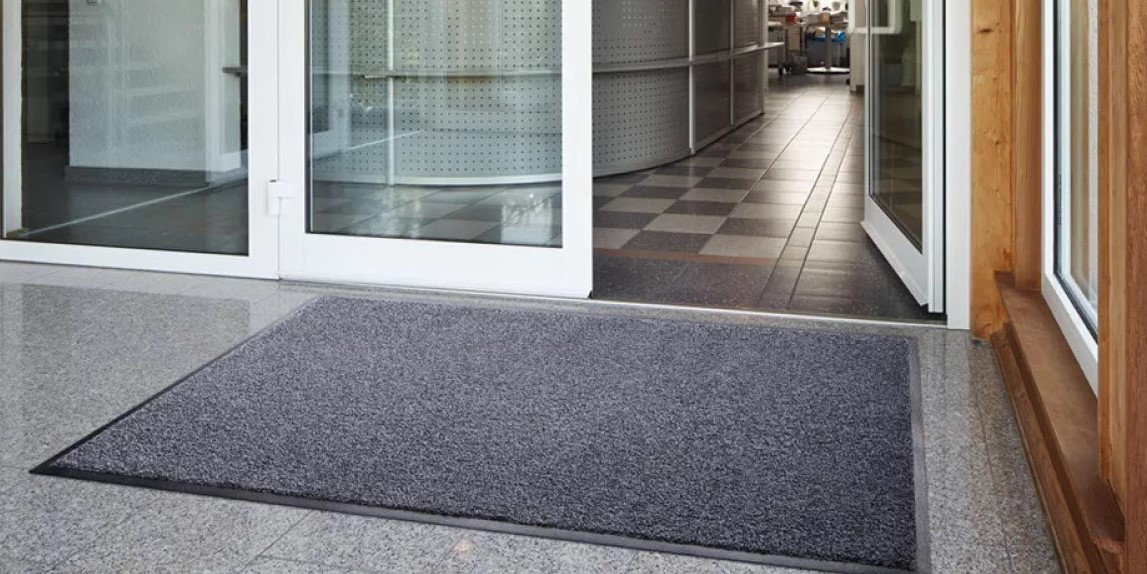 Почему нужна чистка грязезащитных ковров