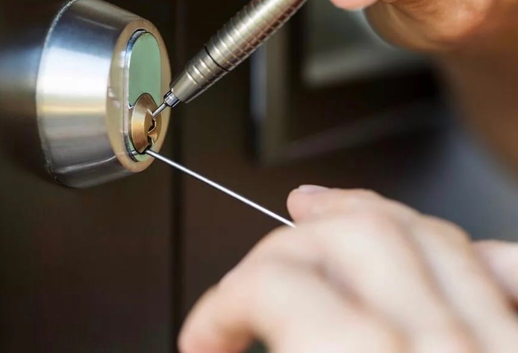 Куда обратиться если заклинило замок