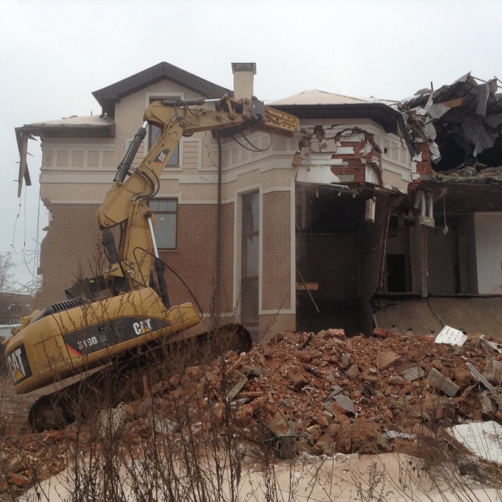 Как проходит демонтаж коттеджа