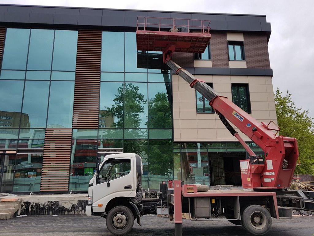 Отличия телескопических и коленчатых автовышек