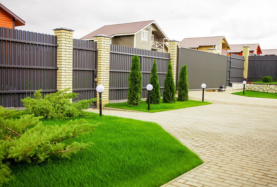 Евроштакетник или профнастил: что лучше для забора?