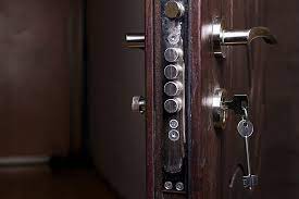Установка замков на входную дверь: руководство по обеспечению безопасности вашего дома