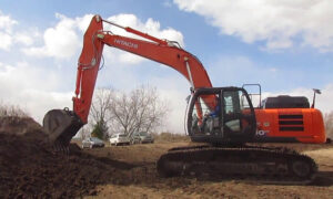 Гусеничный экскаватор: медленно, но верно