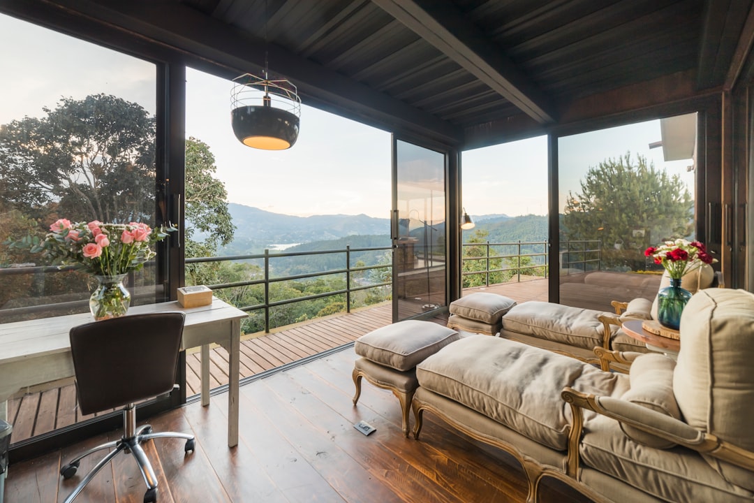 Как выполнить качественное остекление вашего балкона: советы от специалистов