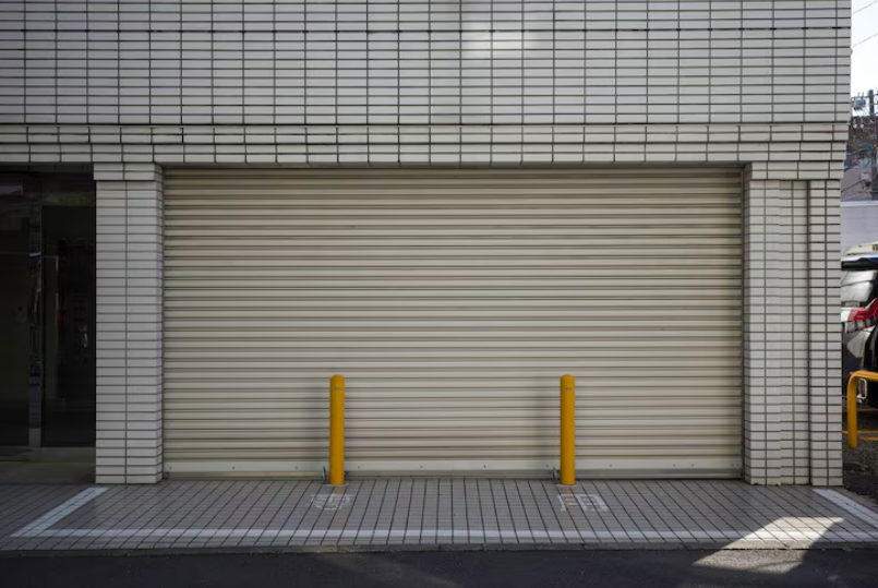 Секционные ворота: современное решение для гаража и не только