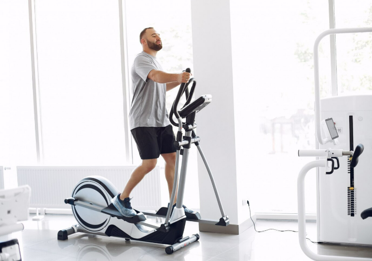 Эллиптический тренажёр: польза, особенности и как выбрать подходящую модель
