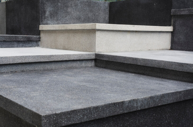 Плиты мощения из гранита – надежный фундамент для благоустройства