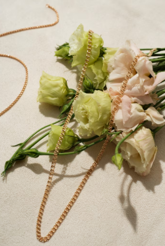 Где купить золотой женский кулон с гарантией качества: подробное руководство