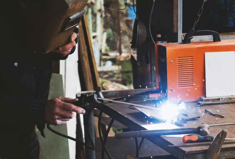 Сварочные аппараты и расходные материалы для полуавтоматов: проволока, электроды, дробь