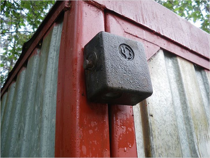 Навесной гаражный замок