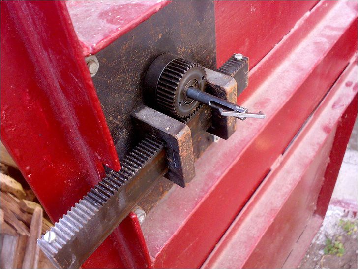 Открывается изнутри при помощи ключа