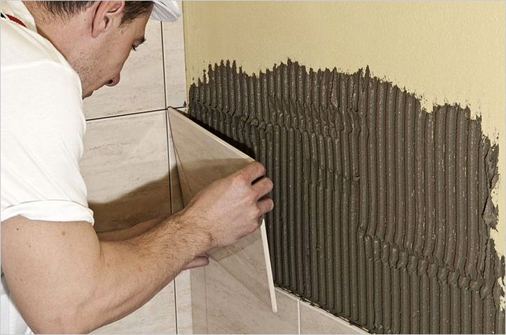 Процесс отделки стен плиткой