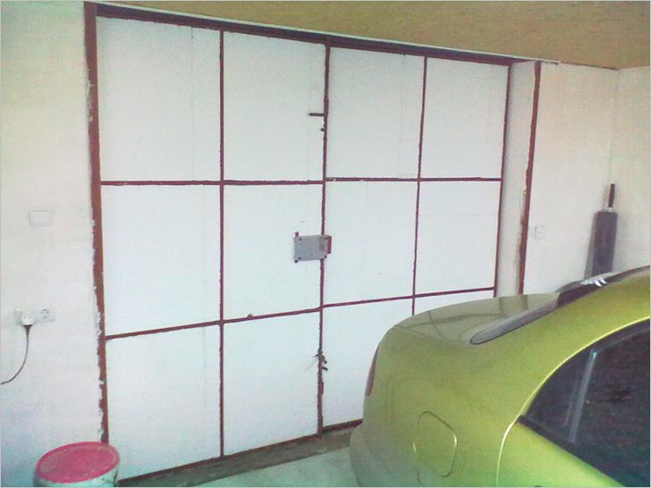 Ворота, обшитые пенопластом