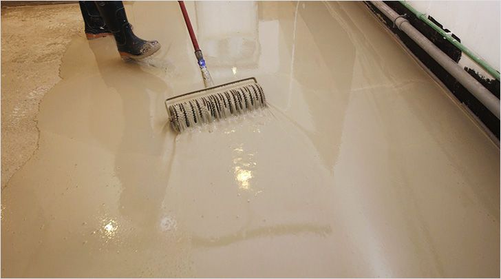 Затем распределяют по поверхности