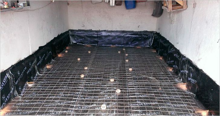 Армированная сетка фиксируется на некотором возвышении