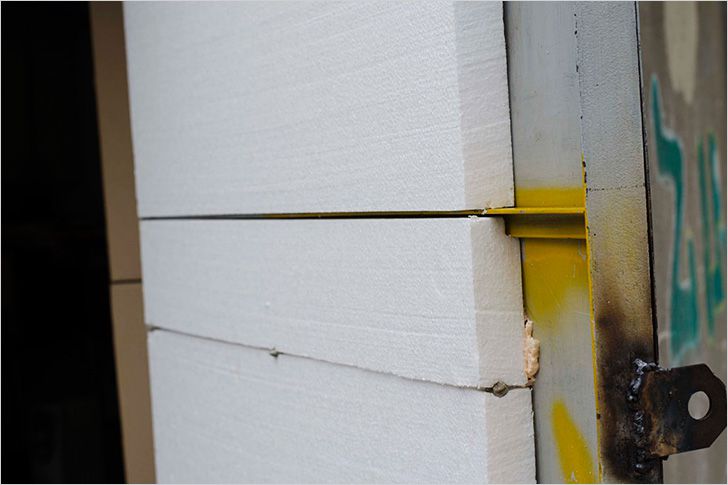 Часть приклеенного к воротам полистирола