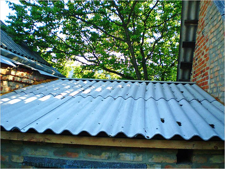 Шифер – недорогой и поэтому ходовой материал