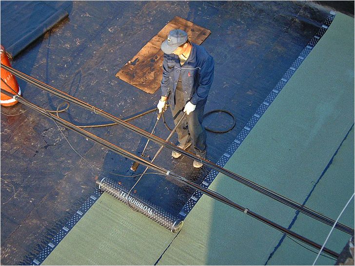 Выполнение ремонта с помощью рулонных материалов