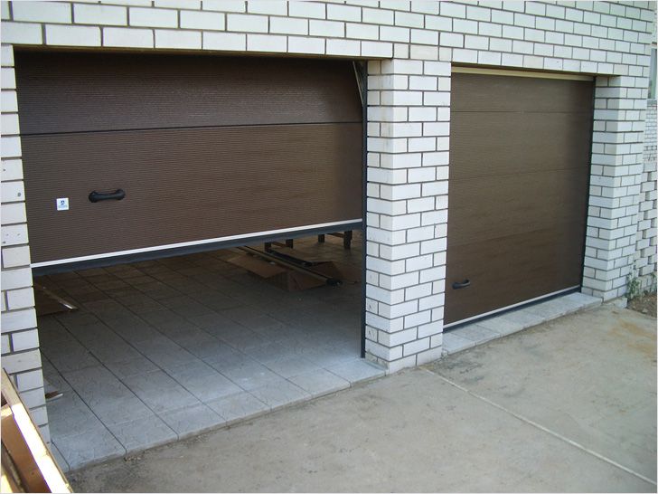 Секционные ворота в гараже на две машины