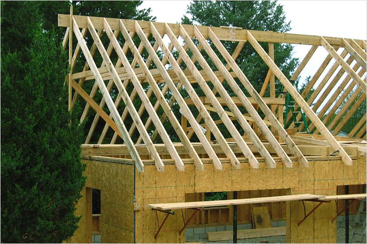 В первую очередь устанавливают каркас крыши