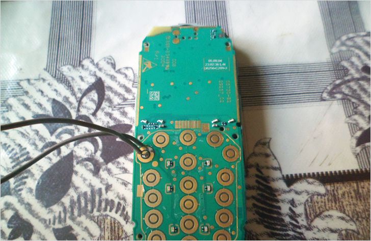 Провод припаивается к назначенной горячей кнопке