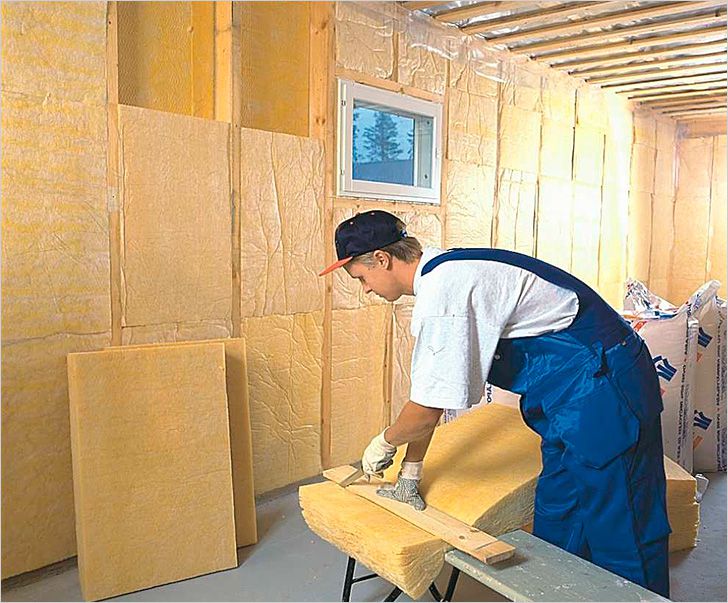 Установка минеральной ваты между стойками каркаса