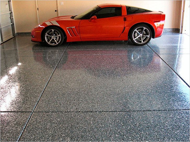 Бетонный пол залит секциями