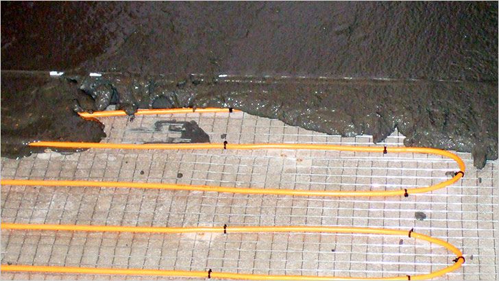 Электрический нагревательный кабель в стяжке