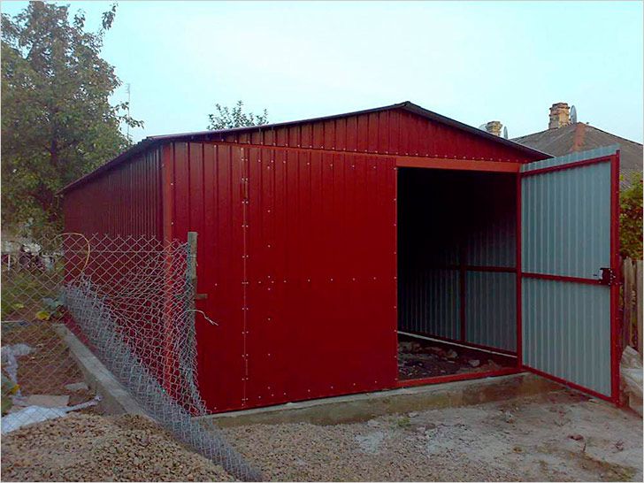 Из профнастила с распашными воротами