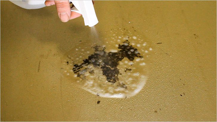 Масляные пятна должны легко удаляться с пола