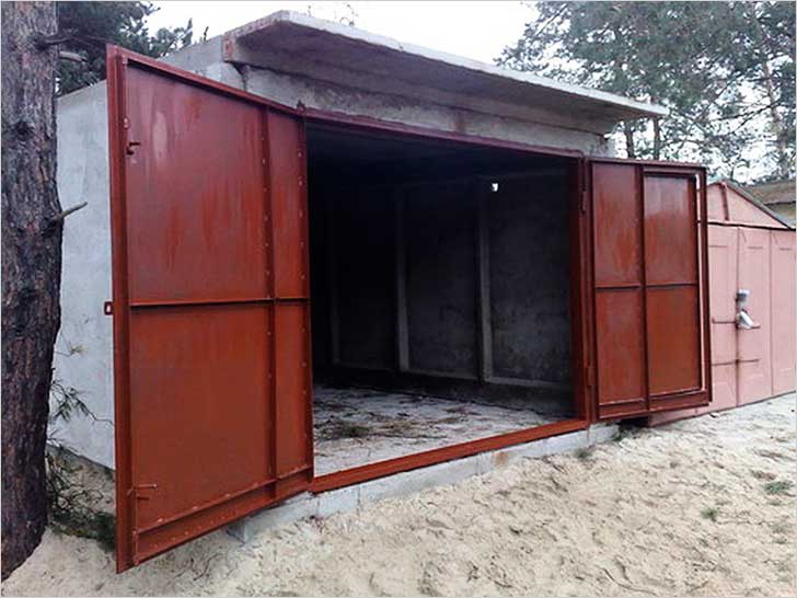 В бетонном гараже