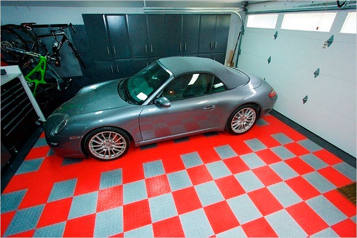 Пол покрыт резиновой плиткой