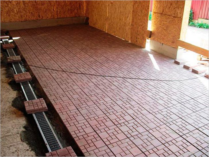 Тротуарная плитка внутри гаража
