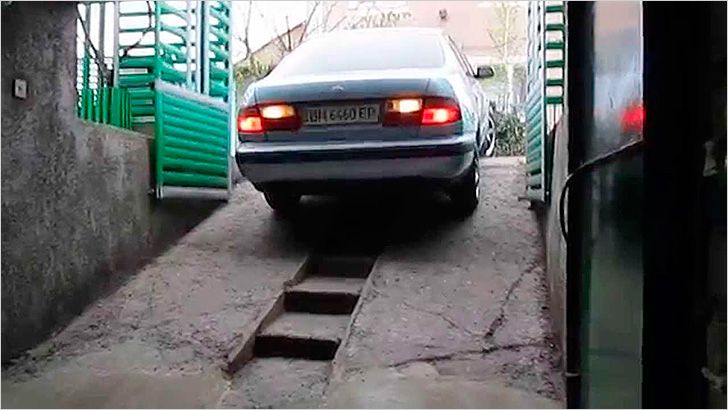 Въезд в гараж, расположенный под частным домом