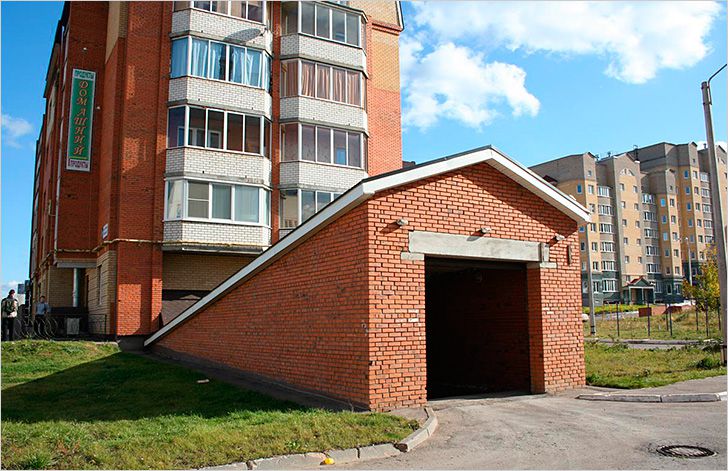 Въезд в помещение под многоэтажным домом