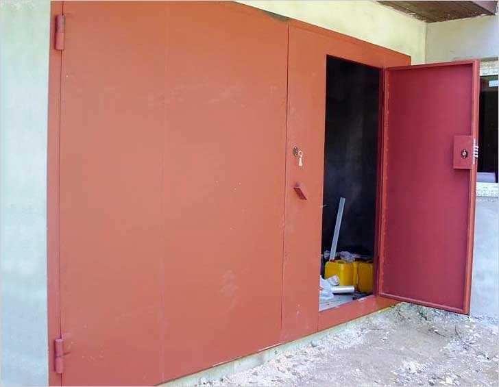 Ворота с дверью