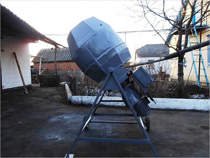 Значительно быстрее и эффективнее работается, если задействовать бетономешалку