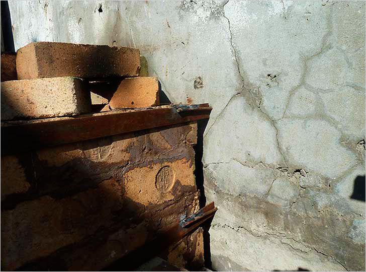 Конструкция из кирпича