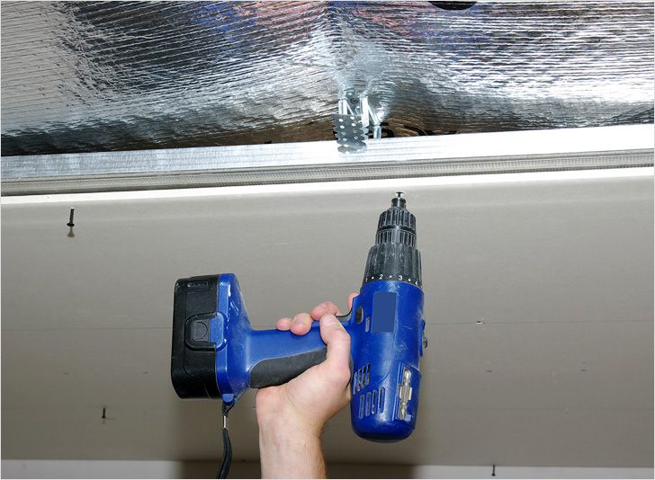 Волокнистый утеплитель закройте фольгой