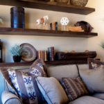 Как расставить декор на полках