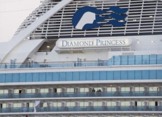 Число заразившихся коронавирусом на лайнере в Японии возросло до 285