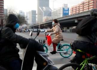 Число жертв коронавируса в Китае увеличилось до 2835