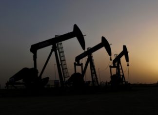 Мировые цены на нефть незначительно снижаются в ходе торгов