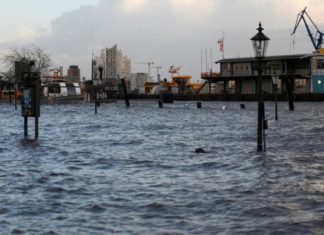 Ураган привёл к затоплению улиц Гамбурга