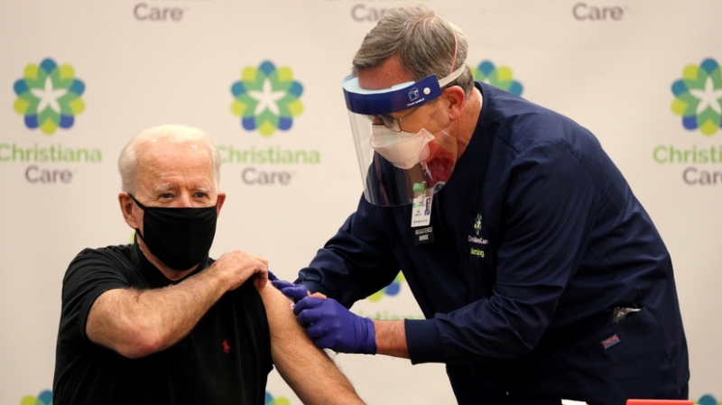 Байдену ввели вторую дозу вакцины Pfizer