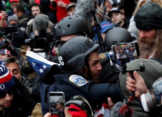 Более 50 полицейских пострадали в ходе беспорядков в конгрессе США